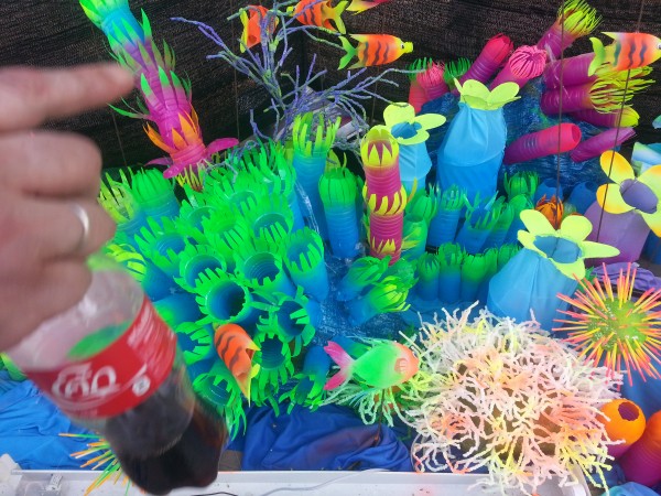 Инсталляция из шариков, пластиковых бутылок и других подручных материалов (уже никому не нужных). Это аквариум.
