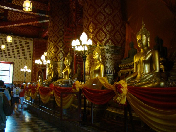 Празднично наряженное внутреннее убранство храма в день Большого Будды.