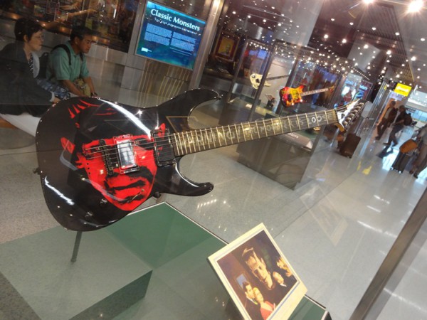 Гитара с выставки в аэропорту Сан-Франциско!