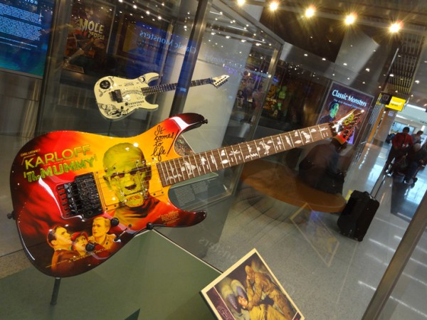 Гитара с выставки в аэропорту Сан-Франциско!