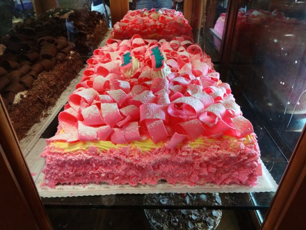 Отель "Madonna INN". Даже торт розовый!